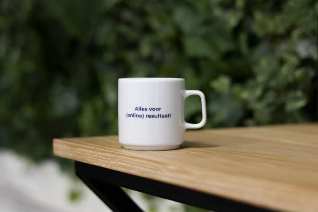 koffiekopje op tafel